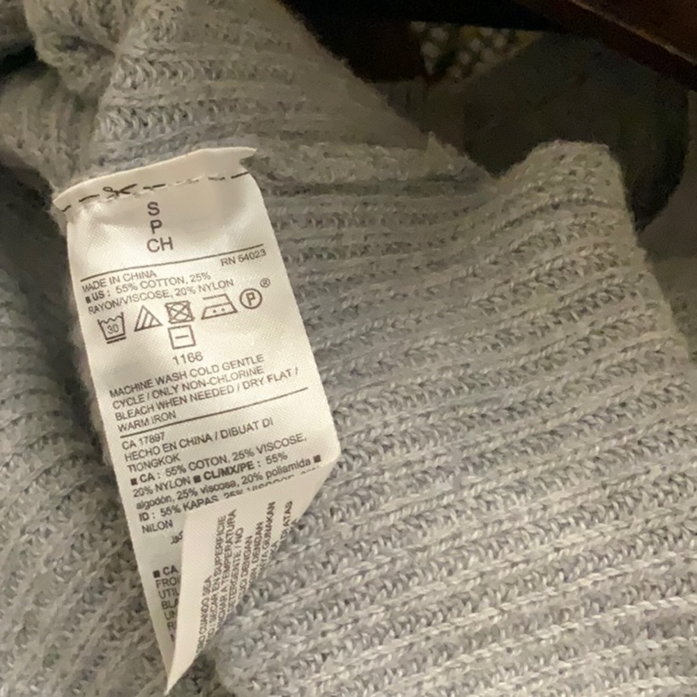 Old Navy grey long sleeve sweater. Size S - Picture 5 of 5